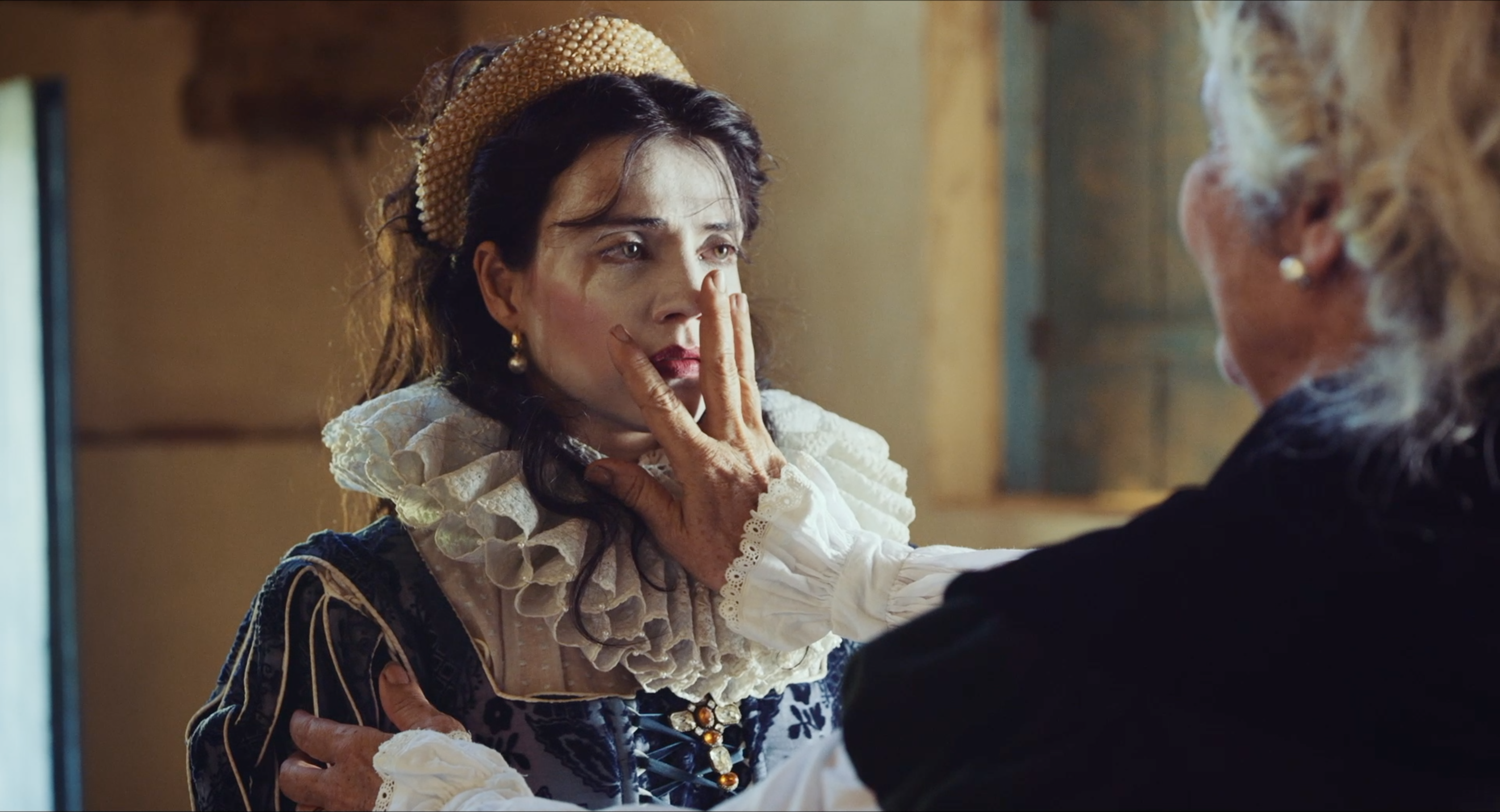 Queen_s-Orphans-The_still01-PREFEROWANE.png